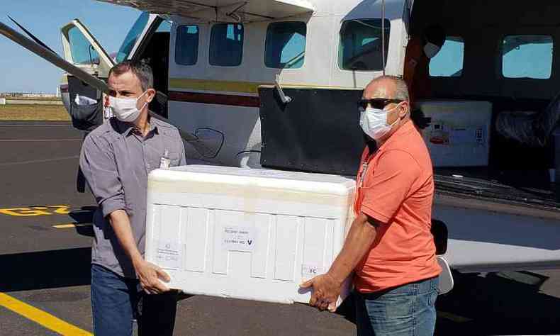 Equipe da SRS Tringulo Sul buscou no aeroporto de Uberlndia, na manh desta quarta-feira (5/5), a 15 remessa de vacinas contra a COVID-19 enviada pelo estado(foto: Mauricio Ferreira)