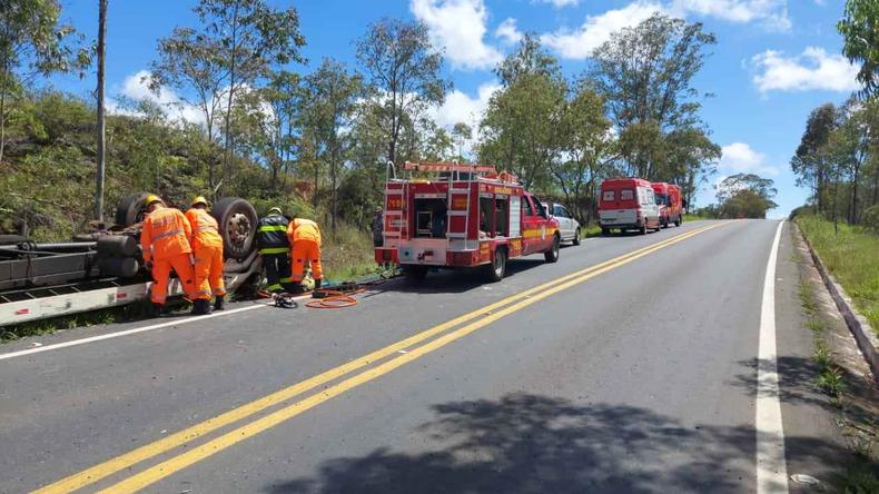 Óbito do motorista foi confirmado por um médico do Serviço de Atendimento Móvel de Urgência (Samu)(foto: CBMMG / Divulgação) Homem morre em acidente com carreta na BR-367, em Diamantina