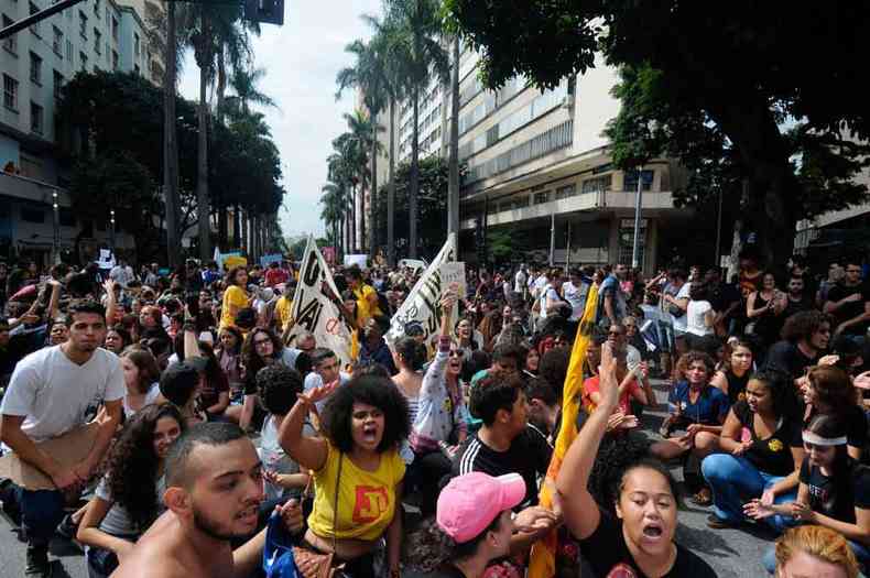 Os manifestantes tomaram as principais ruas da capital mineira, se encontraram na Praa da Estao e seguiram para a Raul Soares, em ato marcado pela internet(foto: Fotos: Leandro Couri/EM/DA PRESS)