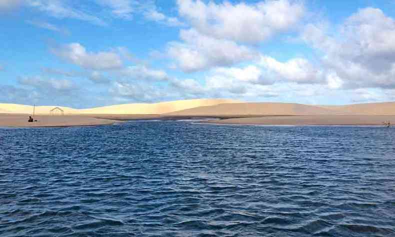 Quando se chega ao delta, o visitante se depara com cores vibrantes. O amarelo das dunas contrasta com o azul-escuro das guas calmas do Rio Parnaba(foto: Bertha Maakaroun/em/d. a press)