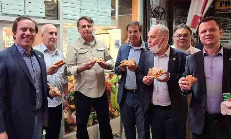 Presidente e ministros comem pizza em p em Nova York por ausncia da vacina contra a COVID-19