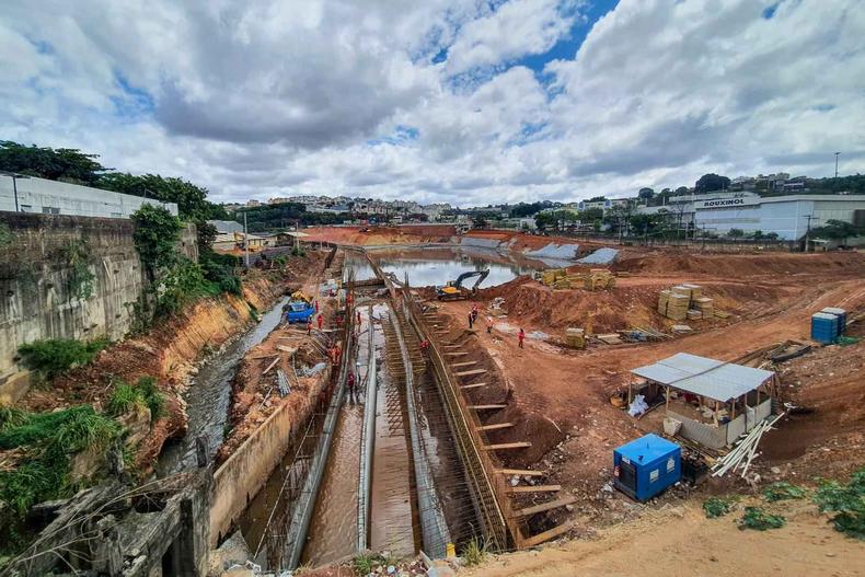 Obra de preveno contra enchentes na divisa com Contagem. B5 j est funcionando.