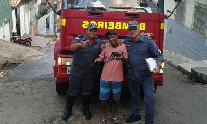 Após jogar água no esgoto, a carteira foi recuperada (foto: Corpo de Bombeiros/ divulgação ) Após jogar água no esgoto, a carteira foi recuperada (foto: Corpo de Bombeiros/ divulgação )