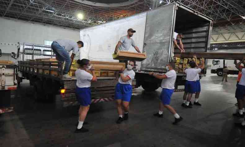 Todos os militares envolvidos na instalao dos leitos utilizavam mscaras(foto: Alexandre Guzanshe/EM/D.A Press)