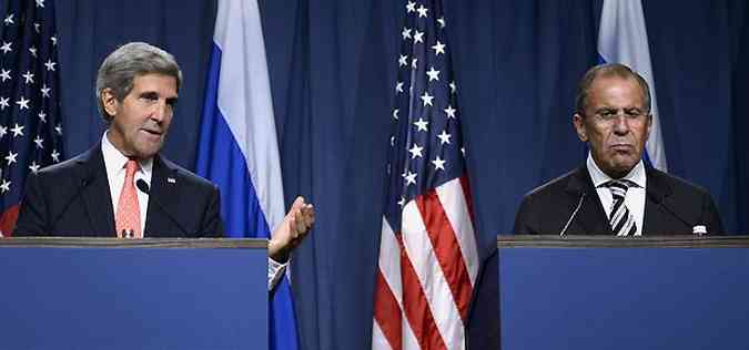Secretrio de Estado dos EUA, John Kerry (E) e ministro de Relaes Exteriores da Rssia, Sergei Lavrov, durante entrevista coletiva(foto: AFP Photo/Philippe Desmazes)