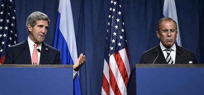 Secretrio de Estado dos EUA, John Kerry (E) e ministro de Relaes Exteriores da Rssia, Sergei Lavrov, durante entrevista coletiva(foto: AFP Photo/Philippe Desmazes)