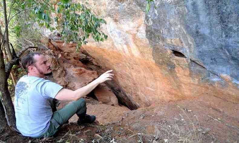 O espelelogo Luciano Faria prximo  gruta em que foram descobertos os restos de Luzia: futuro das formaes naturais tambm preocupa (foto: Beto Novaes/EM/DA Press)