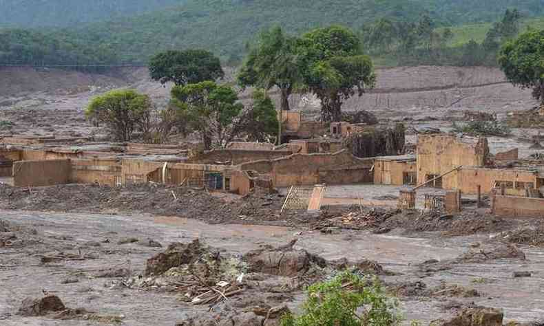 Distrito de Bento Rodrigues, em Mariana (MG), atingido pelo rompimento de duas barragens de rejeitos da mineradora Samarco(foto: Antnio Cruz/Agncia Brasil)