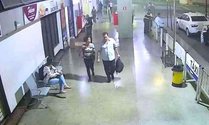 Mulher  vista na companhia de homem apontado pela Polcia Civil como suspeito(foto: Polcia Civil / Divulgao)