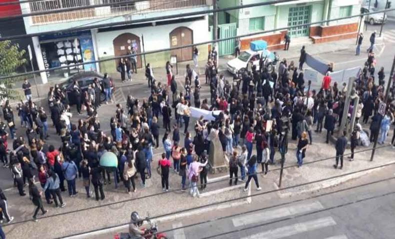 Cerca de 300 manifestantes estiveram em frente ao prdio da Prefeitura Municipal