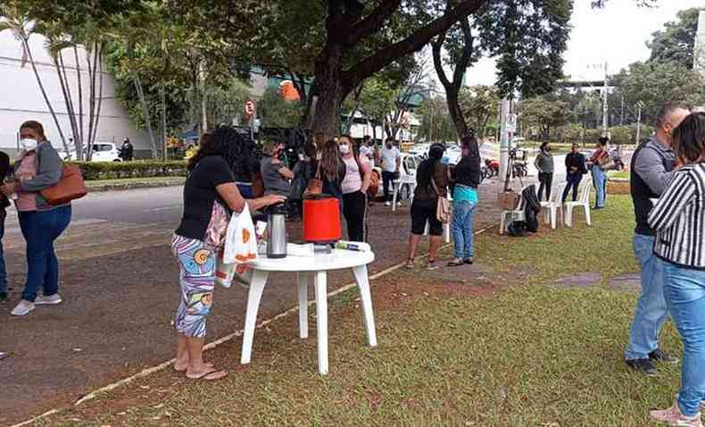 Servidores pblicos municipais de Ipatinga durante manifestao na manh desta segunda-feira (14/6), em frente ao prdio da prefeitura(foto: Sintserpi/Divulgao )