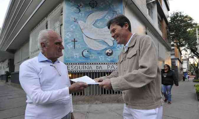 Nelson Galizzi (D), presidente do Savassi Criativa, entrega carta sobre o projeto para o vizinho Jarbas Teixeira (foto: Juarez Rodrigues/EM/D.A Press )