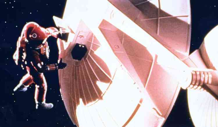 Astronauta e nave em cena de 2001: uma odisseia no espao