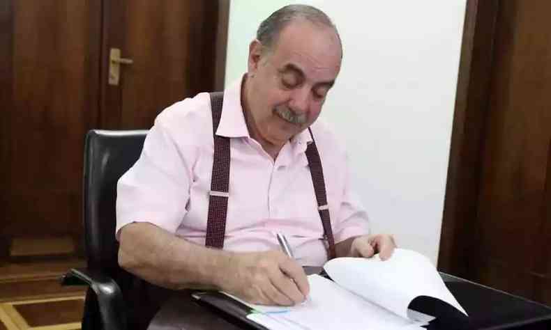 Imagem mostra prefeito Fuad assinando documento