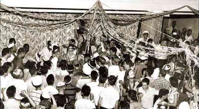MINAS TNIS: Sales lotados nos bailes do clube, em 1961(foto: Arquivo EM)