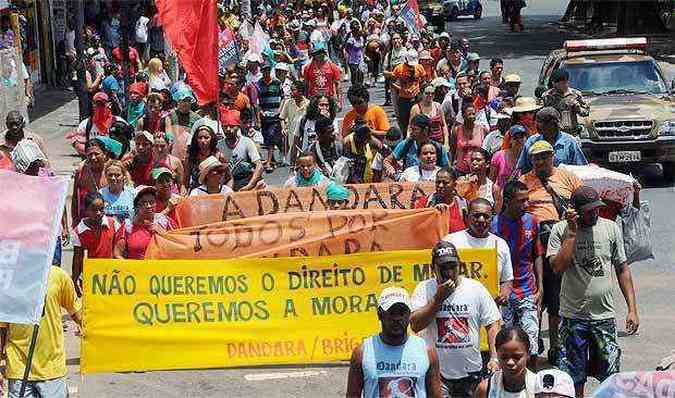 Integrantes da comunidade fizeram uma passeata pela cidade nesta tera-feira(foto: Paulo Filgueiras/EM/D.A.Press)