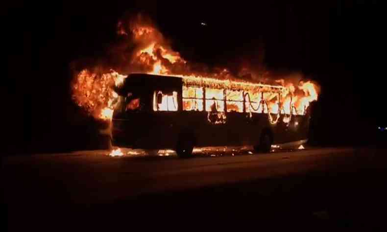 Ainda não se sabe quem foi o responsável por atear fogo nos dois ônibus(foto: Reprodução/Redes sociais)