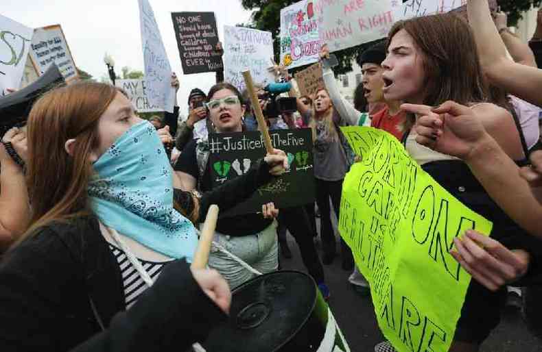 Ativistas antiaborto e feministas protestam em Washington em 4 de maio