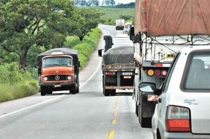 Maioria das rodovias que corta Minas Gerais ainda tem pista simples, inclusive nos trechos com trnsito pesado, como  o caso da BR-381 entre Belo Horizonte e Governador Valadares (foto: Marcos Michelin/EM/D.A Press)