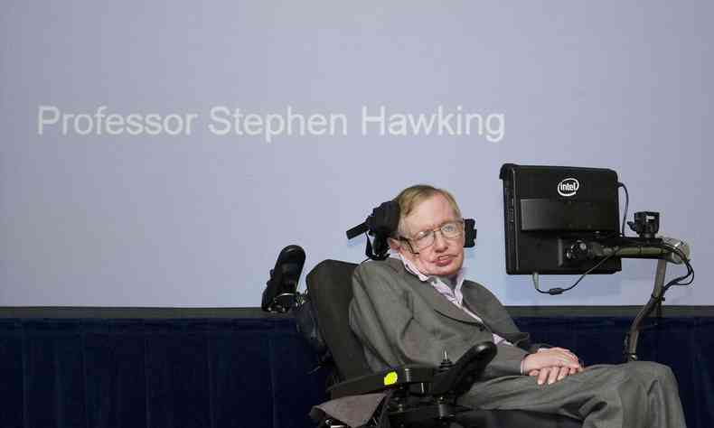 Foto do cientista Stephen Hawking em sua cadeira de rodas, durante conferncia