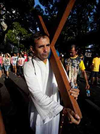 Penitncia dos romeiros  uma das demonstraes de f no Crio(foto: Paulo Santos/Reuters)