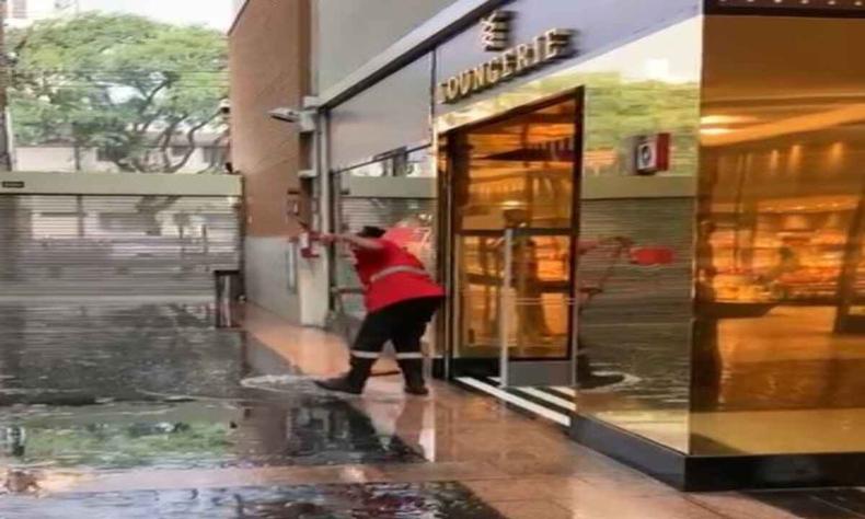 Equipes do shopping ajudaram a retirar água da loja após a chuva(foto: Reprodução) loja shopping