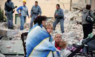 Famlia de sobreviventes acompanha buscas em regio atingida por terremoto(foto: AFP PHoto)