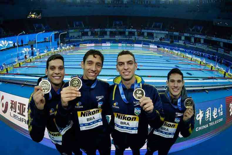 Os campeões do revezamento 4x200m em piscina curta Leonardo Santos, Breno Correia, Fernando Scheffer e Luiz Altamir(foto: Satiro Sodré/SSPress/CBDA)