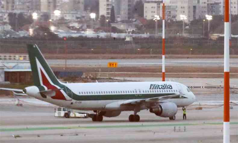 Avio da Alitalia  visto estacionado na pista depois que os passageiros que viajam da Itlia foram impedidos de entrar em Israel no Aeroporto Internacional Ben Gurion, nessa quinta-feira(foto: JACK GUEZ/AFP)
