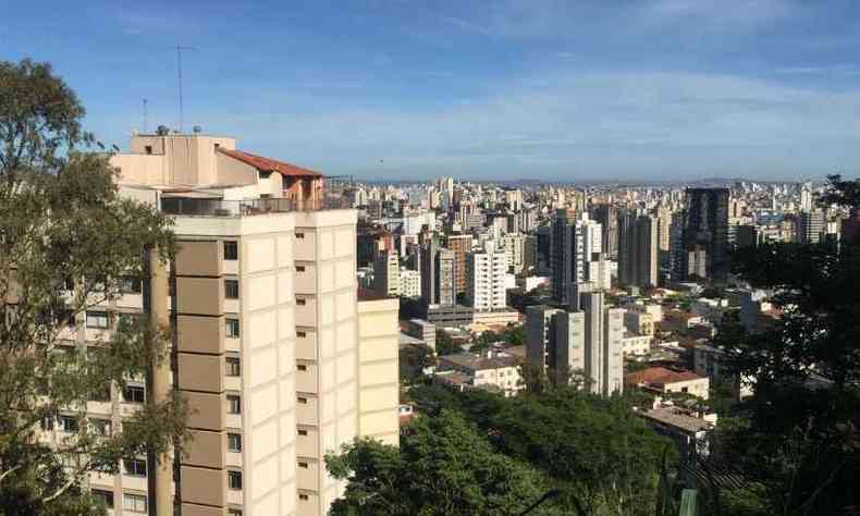 Poucas nuvens foram vistas no cu de Belo Horizonte(foto: Jair Amaral/EM/D.A.Press)