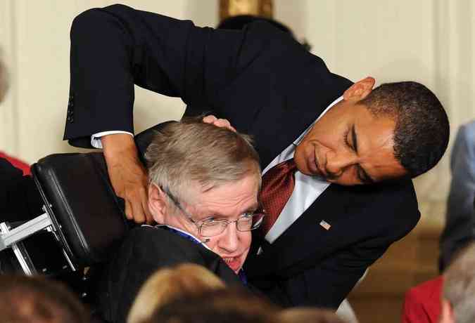 Stephen Hawking condecorado por Barack Obama coma medalha da liberdadeJewel SAMAD / AFP
