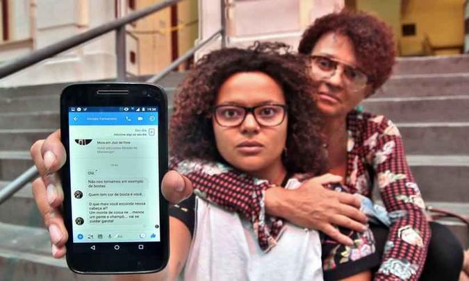 Mariana exibe, ao lado da mãe, as mensagens que foram enviadas pelo conselheiro tutelar (foto: Fernando Priamo/Tribuna de Minas) Mariana exibe, ao lado da mãe, as mensagens que foram enviadas pelo conselheiro tutelar (foto: Fernando Priamo/Tribuna de Minas)