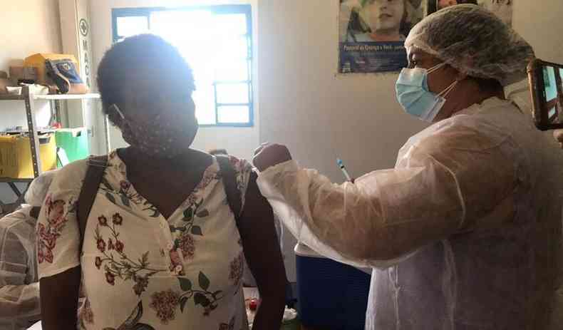 A imunização seguirá na terça-feira (6/4) com previsão de vacinar outros 50 moradores do quilombo(foto: Danilo Candombe/Divulgação)