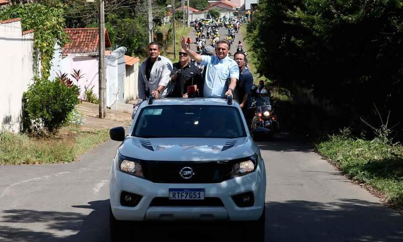 O presidente Jair Bolsonaro participou de carreata em João Pinheiro, onde entregou títulos de propriedade de terra e destacou a importância do trabalho feminino(foto: JOSÉ DIAS/PR) Carreata de Bolsonaro em João Pinheiro