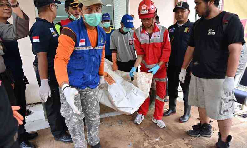 Equipe de emergncia da Indonsia carrega corpo de uma vtima no hospital Berkah em Pandeglang, na provncia de Banten(foto: AFP / ADEK BERRY )
