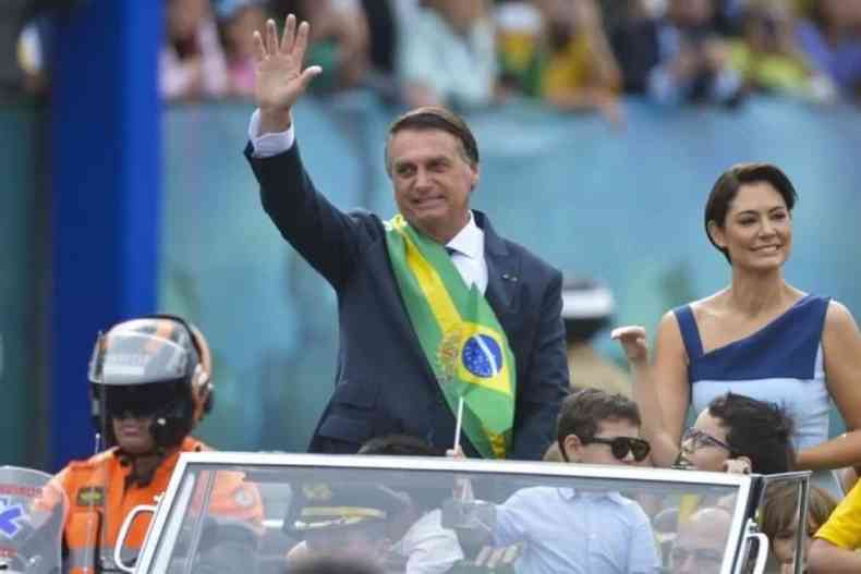 Presidente Bolsonaro e a Primeira-dama Michelle, em p, passeiam de carro no 7 de setembro