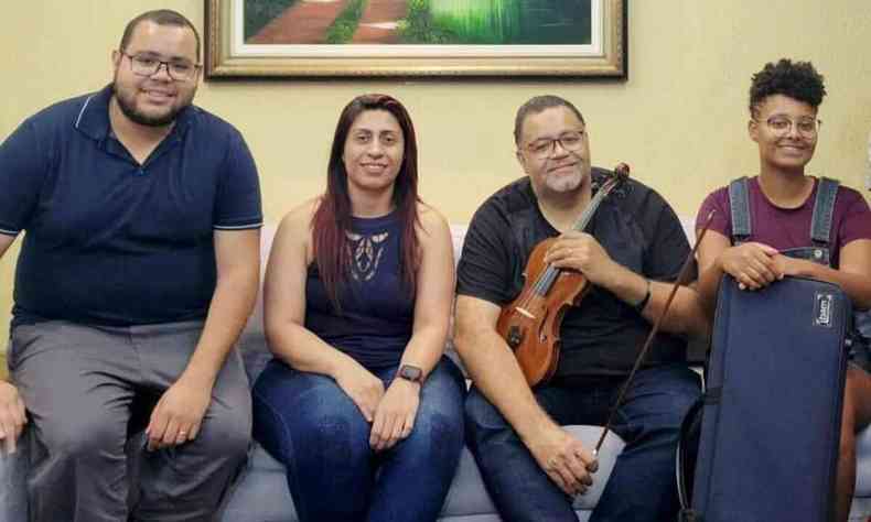 Sentados no sof, Lucas Barros), Aridna Fernandes, Eliseu Barros (violino) e Sara Oliveira Barros olham para a cmera