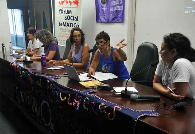 Grupo feminista Marcha Mundial das Mulheres durante reunio na programao do Frum Social Temtico em Porto Alegre(foto: Agencia BrasilVAC6583)