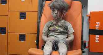 Foto do menino srio Omran dentro de uma ambulncia aps um bombardeio comoveu o mundo no ms passado(foto: AFP / MAHMOUD RSLAN )