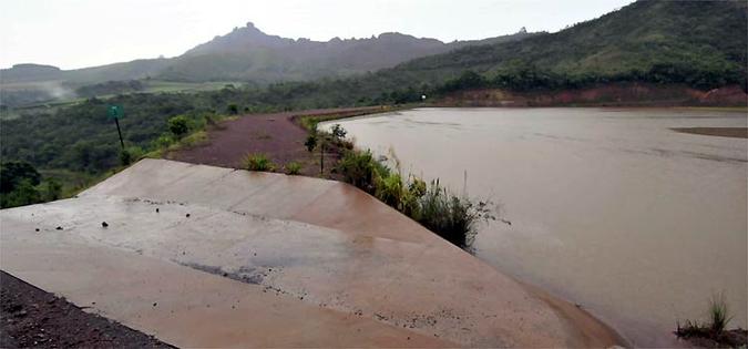 Estruturas da Emicon estão a cerca de dois quilômetros do Córrego do Queias, manancial que deságua no Sistema Rio Manso, que, por sua vez, abastece a RMBH(foto: Juarez Rodrigues/EM/D.A Press) Estruturas da Emicon estão a cerca de dois quilômetros do Córrego do Queias, manancial que deságua no Sistema Rio Manso, que, por sua vez, abastece a RMBH(foto: Juarez Rodrigues/EM/D.A Press)