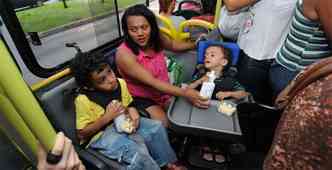J no coletivo, ela alimenta os filhos depois de um dia de terapias(foto: Gladyston Rodrigues/EM/DA Press)