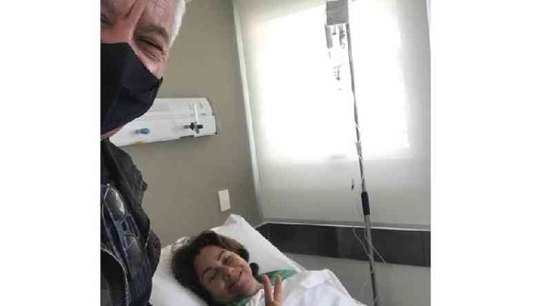 Simone acompanhada do marido no hospital