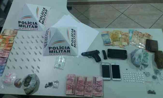Notas de R$ 10 suspeitas de serem falsas foram encontradas com a droga(foto: PMMG/Divulgao)