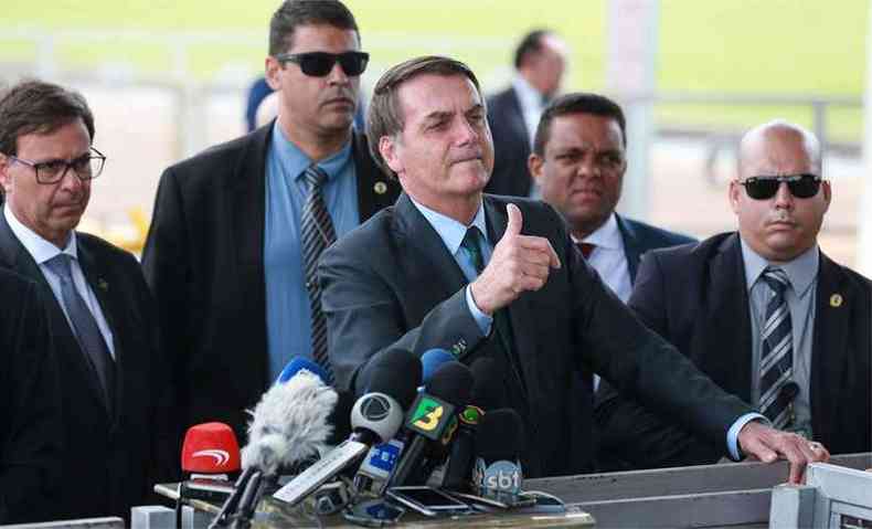 Bolsonaro hoje, na portaria do Palcio da Alvorada, onde cumprimentou populares e deu entrevista  imprensa(foto: Jos Cruz/Agncia Brasil)
