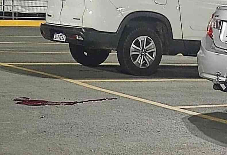 poa de sangue no estacionamento 