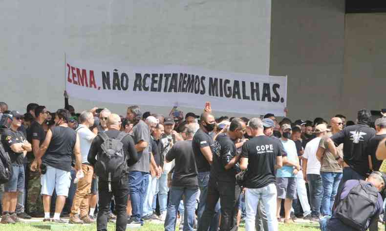 Manifestao de servidores das foras de Segurana Pblica de Minas Gerais, na Cidade Administrativa, sede do governo mineiro, na manh do dia 25/2