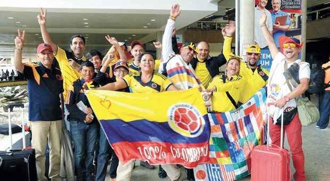 Chegada da torcida que veio para ver a Sele��o da Col�mbia eleva n�mero de passageiros nos voos, mas percentual ainda fica longe do verificado em dias normais(foto: Beto Novaes/EM/D.A Press)