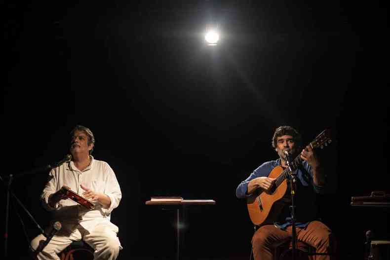  meia luz, no palco, Lus Filipe de Lima toca pandeiro e Pedro Miranda canta e toca violo 