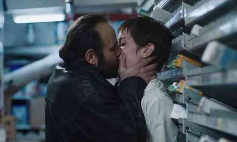 Ator Vicente Macaigne beija a atriz Sara Giraudeau, tendo ao fundo estante com remdios, no filme Madrugada em Paris