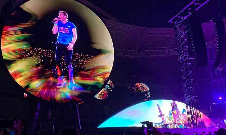 Chris Martin no show do Coldplay no Rio de Janeiro, nesse domingo (26/3)